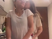 Ella me folla duro y rico mientras le cocino los huevos! 2/16