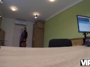 VIP4K. Rotschopf mit großen Titten wird vom Kreditgeber in seinem Büro gerammt 1/16