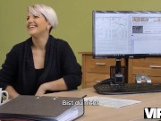 VIP4K. Entzückende Frau spielt absichtlich mit dem Geldverleiher herum 6/16