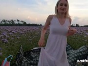 Ersties: Süße Blondine macht ein geiles Picknick 4/16