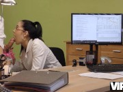 VIP4K. La necesidad de dinero hace que la actriz porno se quite las bragas para tener sexo sucio 10/16