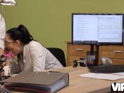 VIP4K. La necesidad de dinero hace que la actriz porno se quite las bragas para tener sexo sucio 11/16