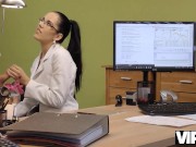 VIP4K. La necesidad de dinero hace que la actriz porno se quite las bragas para tener sexo sucio 8/16