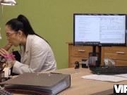 VIP4K. La necesidad de dinero hace que la actriz porno se quite las bragas para tener sexo sucio 9/16