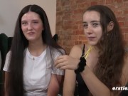 Ersties: Ultrasüße junge Mädels verwöhnen einander mit krassen Dildos 11/16