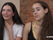 Ersties: Ultrasüße junge Mädels verwöhnen einander mit krassen Dildos 13/16