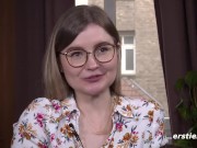 Ersties: Blonde Studentin liebt ihre Muschi und verwöhnt sie vor Kamera 2/16