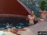 Watch this bikini beauty masturbating to an orgasm outdoors 2/16