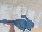 Moglie in costume al mare con il cazzo del bagnino più gustoso del marito cornuto sotto l'ombrellone 2/16