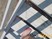 Moglie in costume al mare con il cazzo del bagnino più gustoso del marito cornuto sotto l'ombrellone 3/16