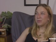 Ersties: Sexhungrige deutsche Blondine masturbiert schmackhaft vor Kamera