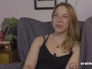 Ersties: Sexhungrige deutsche Blondine masturbiert schmackhaft vor Kamera 2/16