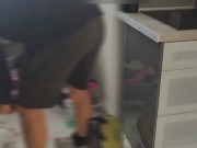 Miiana - DEFI Je chauffe le PLOMBIER  et il me BAISE  dans la cuisine . ENORME 4/16