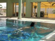 Cute average body babe Jessica swimming naked 15/16