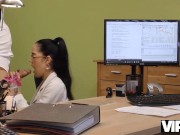 VIP4K. Charmer incite le prêteur à frapper et à approuver le crédit 12/16