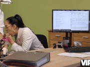 VIP4K. Charmer incite le prêteur à frapper et à approuver le crédit 9/16