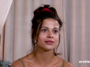 Ersties: Sandra verwöhnt ihre beiden Löcher gerne 10/16