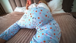 Hijastra seduce a su padrastro viendo porno con la puerta abierta ...