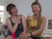 Ersties: Durch Fisting zum Orgasmus. Ida wird von Freundin so richtig ausgedehnt 10/16