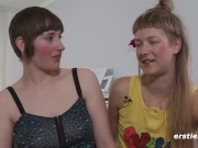 Ersties: Durch Fisting zum Orgasmus. Ida wird von Freundin so richtig ausgedehnt 9/16