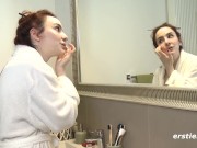 Ersties: Spanierin Claudia nimmt eine heiße Dusche mit Dildo 12/16