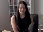 Ersties: Die hübsche Emma fingert sich selbst und spielt mit dem Vibrator 10/16