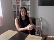 Ersties: Die hübsche Emma fingert sich selbst und spielt mit dem Vibrator 11/16