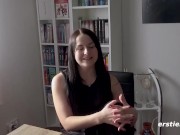 Ersties: Die hübsche Emma fingert sich selbst und spielt mit dem Vibrator 12/16
