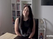 Ersties: Die hübsche Emma fingert sich selbst und spielt mit dem Vibrator 2/16