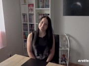 Ersties: Die hübsche Emma fingert sich selbst und spielt mit dem Vibrator 3/16