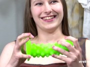 Ersties: Single Nadine liebt Biologie und heiße Spielzeuge 12/16