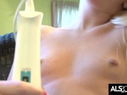 Roxxi Silver Toys Her Hairbrush and Cums with Hitachi Vibrator 15/16