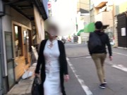 『個人撮影』巨乳熟女にピタッと白ワンピでノーブラ散歩＆お買い物♡ポッチが。 japanese/hentai/asian/milf/step mom/big tits/日本人/熟女/巨乳/素人/潮吹き 1/16