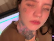 Девушка отсосала мне, пока я играл в F.H., потом я трахнул ее на столе и залил спермой все ее лицо. 11/16