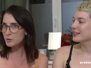 Ersties: Lia erforscht Analplugs mit ihrer besonderen Freundin Birgit 3/16