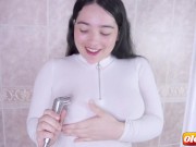 AfricaDaniela se masturba con su dildo en la bañera 1/16