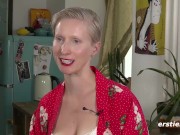 Ersties: Geile Veronika B. mit Latexhandschuh und Glasdildo 12/16