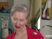 Ersties: Geile Veronika B. mit Latexhandschuh und Glasdildo 13/16