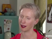 Ersties: Geile Veronika B. mit Latexhandschuh und Glasdildo 2/16