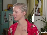 Ersties: Geile Veronika B. mit Latexhandschuh und Glasdildo 3/16