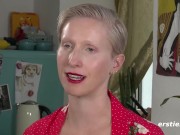 Ersties: Geile Veronika B. mit Latexhandschuh und Glasdildo 4/16