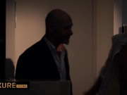 The gorgeous babe in lingerie is really horny 4/16