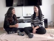 Ersties: Emma E. und Kim R. bringen sich mit Fingern und Massagestab zum Höhepunkt 2/16