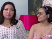 Ersties: Ameliya & Jasmina fingern und lecken sich gegenseitig nach Lust und Laune 2/16