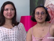 Ersties: Ameliya & Jasmina fingern und lecken sich gegenseitig nach Lust und Laune 3/16