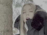 18 Jähriges Teen wird im Wald bei Schnee Gefickt 13/16