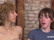 Ersties: Nicky F. besorgt es July mit Vibrator und Womanizer 3/16