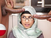 MIA KHALIFA - Mezirasový sex se smutnou arabskou dívkou a dobře vybavenými afroamerickými chlapy 16/16