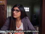 MIA KHALIFA - Mezirasový sex se smutnou arabskou dívkou a dobře vybavenými afroamerickými chlapy 4/16
