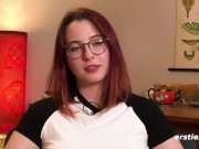 Ersties: Die 19-jährige Daisy masturbiert beim Zocken 4/16